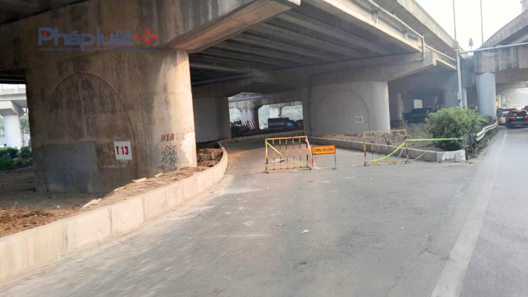 Một số tuyến đường rẽ vào đường gầm cầu chưa được mở do một số hạng mục chưa hoàn thành.