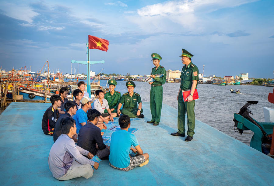 Cán bộ, chiến sĩ BĐBP Cà Mau tích cực tuyên truyền, vận động Nhân dân chấp hành pháp luật khu vực biên giới.