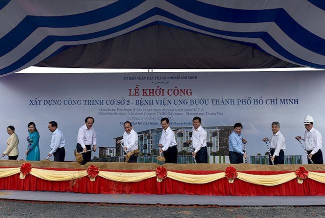 Thủ tướng Nguyễn Xuân Phúc cùng với nguyên Thủ tướng Chính phủ Nguyễn Tấn Dũng, Bí thư Thành ủy TP HCM  Đinh La Thăng và nhiều lãnh đạo Bộ, ngành, địa phương tại buổi Lễ khởi công xây dựng cơ sở 2 Bệnh viện Ung bướu.