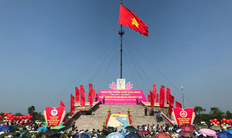 Thi&ecirc;ng li&ecirc;ng Lễ thượng cờ b&ecirc;n bờ Hiền Lương mừng Ng&agrave;y thống nhất