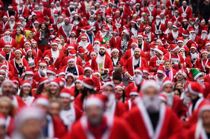 Hơn 7.000 người mặc trang phục ông già Noel diễu hành trên phố St.Vincent Street, Scotland trong một sự kiện mang tên "Santa Dash". (Ảnh: Jeff Mitchell / Getty)