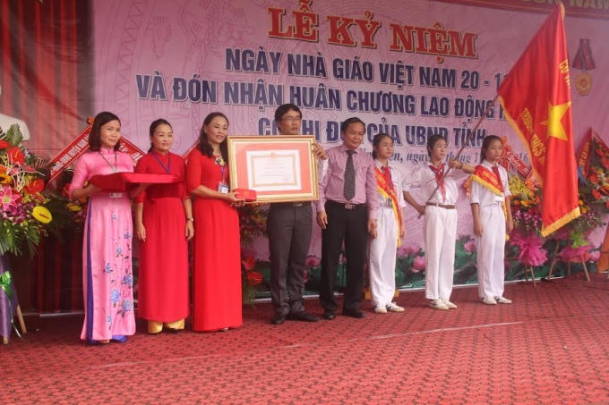 Trường THCS Kim Liên, Nam Đàn đón nhận Huân chương Lao động hạng 3 của Chủ tịch nước và cờ thi đua của UBND tỉnh Nghệ An.