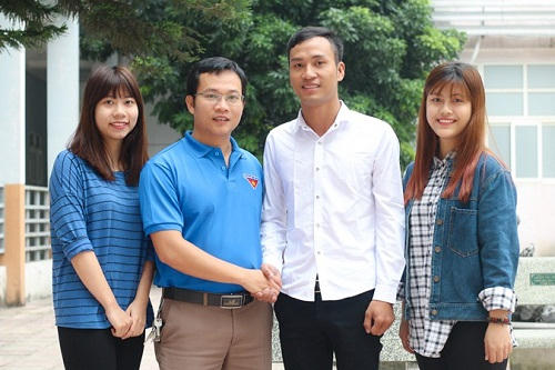 Đoàn thanh niên Đại học Điện lực gặp mặt động viên và tuyên dương Vũ Huy Cảng (áo trắng). Ảnh: Website Đại học Điện lực