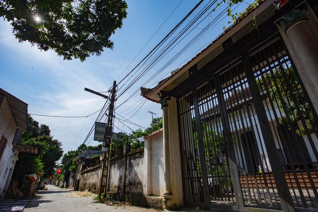 Vào đầu thế 20, làng Cựu đã phải chứng kiến một trận đại hỏa hoạn, thiêu rụi tới 1 nửa làng. Người làng Cựu phải bươn chải ra các đô thị lớn để kiếm sống. Từ đây, với bàn tay tài hoa, người làng Cựu đã trở thành những thợ may “đệ nhất Hà thành”.