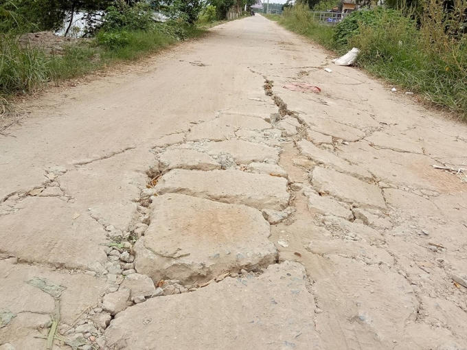 Đường bị gãy, vỡ.