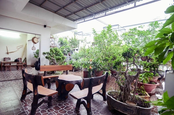 Mùa hè gia đình thường ngồi trên sân thượng hóng mát.