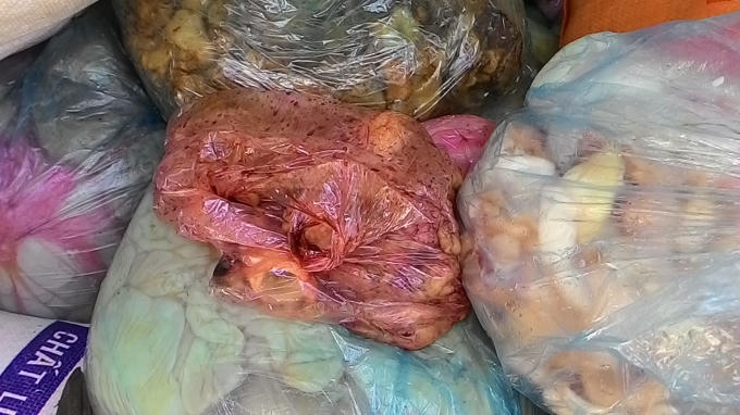 Bì và mỡ lợn thối trên xe của Duy.