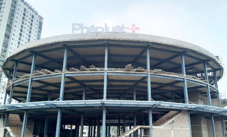 Đây cũng là công trình bến xe khách đầu tiên của Hà Nội có thiết kế tầng hầm rộng khoảng 5.000 m2 được dùng làm nơi trông giữ xe cho hành khách.
