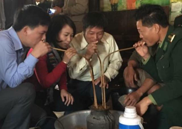 Thượng tá Cao Đăng Cường trong một lần giao lưu tại Cụm bản xã Phôn Xay, huyện Sầm Tớ, tỉnh Hủa Phăn (Lào) năm 2016. (Ảnh: Anh Thắng)