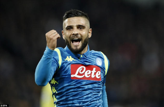 Lorenzo Insigne thoát xuống ghi bàn dễ dàng, mở tỉ số cho Napoli.