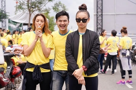 Người mẫu Mai Ngô (áo đen).