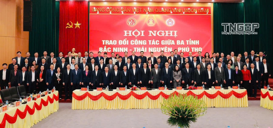 Đại biểu 3 tỉnh Bắc Ninh - Thái Nguyên - Phú Thọ chụp ảnh lưu niệm.