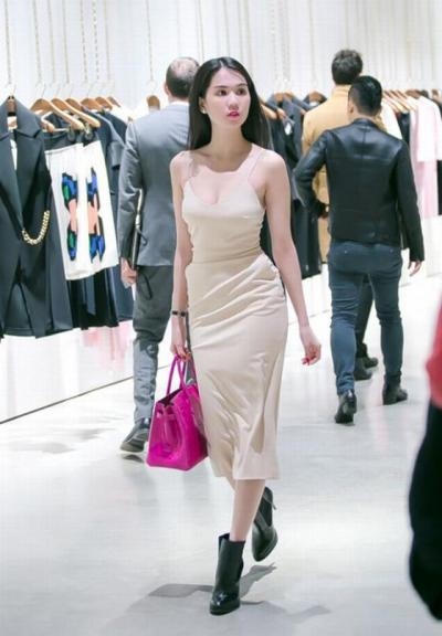 Lại lỗi trang phục do đôi giày gây ra, có lẽ Ngọc Trinh nên học một khóa chọn giày để nâng cao độ hoàn hảo trong phong cách của mình.