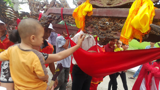 Mọi người quan niệm rằng khi luồn kiệu người lớn gặp nhiều may mắn, trẻ con hay ăn chóng lớn.