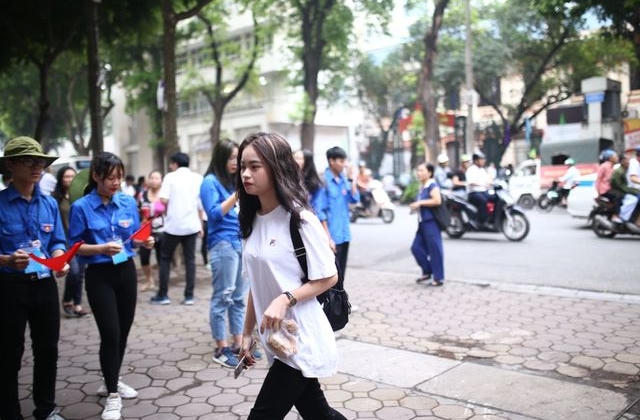 Kỳ thi THPT Quốc gia 2019: Các sĩ tử có mặt sớm tại các điểm thi, thời tiết ủng hộ các thí sinh