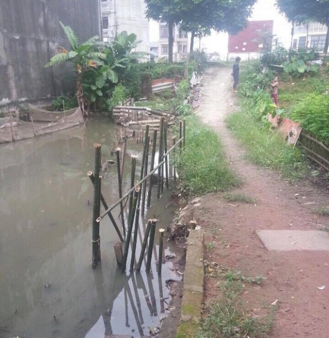 Hiện trạng cổng nhà bà Xuân Thị Hồng khi chưa bị các đối tượng san lấp.