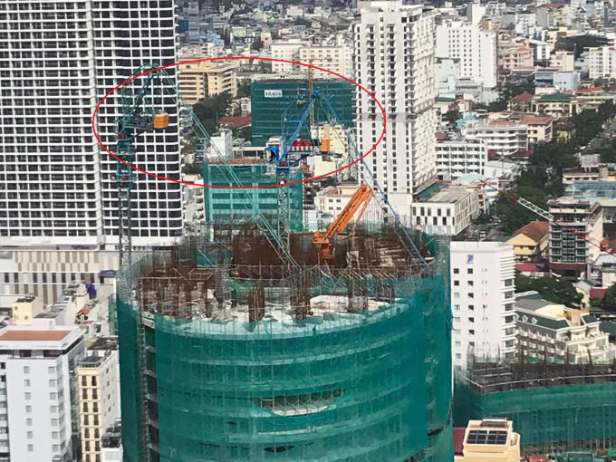 Cận cảnh cẩu tháp tại dự Panorama gãy do bão số 12. Theo ông Đức cho biết, công ty đã thuê cẩu 500 tấn từ ngoài Bắc vào để xử lý 2 cẩu tháp bị gãy đổ, thời gian dự kiến xử lý từ 6-10 ngày.