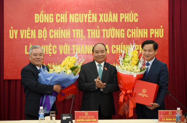 Thủ tướng tặng hoa chúc mừng nguyên Tổng Thanh tra Phan Văn Sáu (trái) và tân Tổng Thanh tra Lê Minh Khái nhận nhiệm vụ mới.