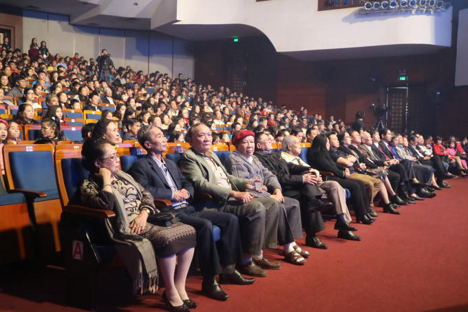 Đông đảo khán giả có mặt tại khán phòng có sức chứa 1.200 người tại Nhà hát Trưng Vương Đà Nẵng để theo dõi chương trình.