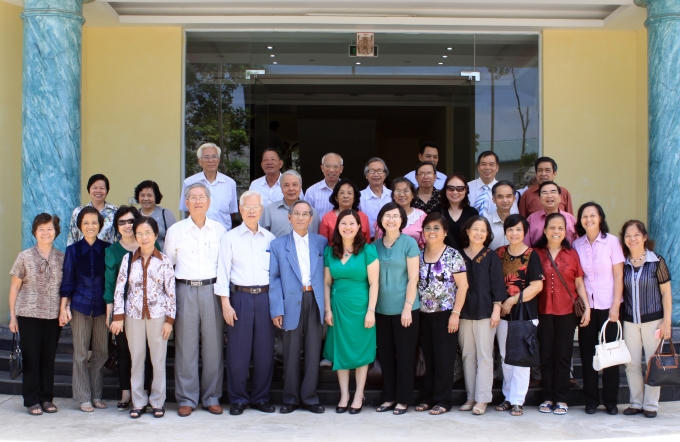  Hội Cựu giáo chức trường ĐH Dược HN thăm nhà máy Dược phẩm Tâm Bình.