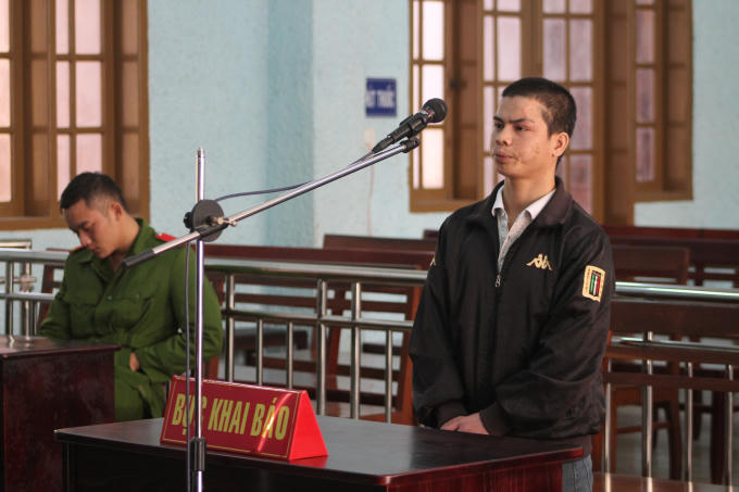 Rmah Pi trước vành móng ngựa.