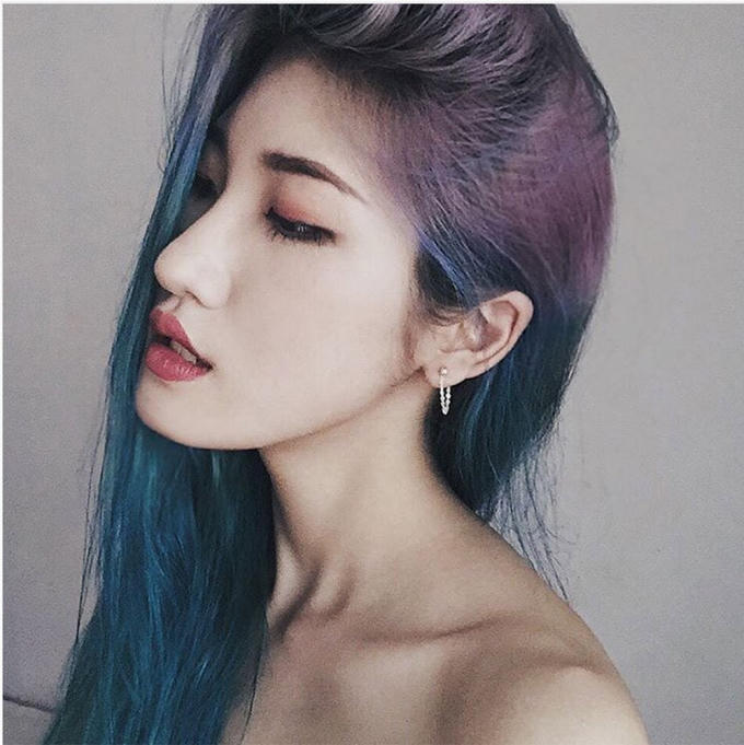Vì nhẫn và vòng tay đã khá rườm rà, bạn chỉ nên chọn khuyên tai bản nhỏ, hình xinh xắn vừa vặn ngay lỗ tai.