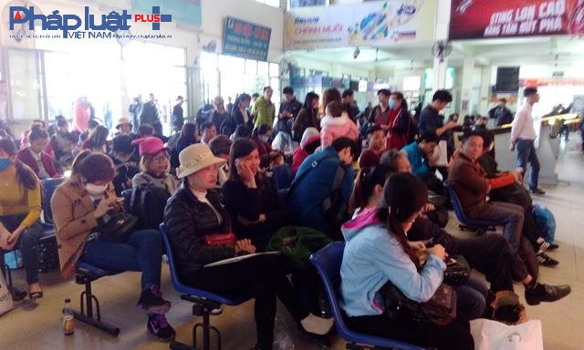 Rất nhiều hành khách đang chờ làm thủ tục để lên xe về quê nghỉ lễ bên trong bến xe Mỹ Đình.