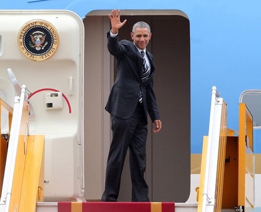 Tổng thống Mỹ Obama lên chuyên cơ Air Force One chuẩn bị cất cánh bay vào TP HCM.