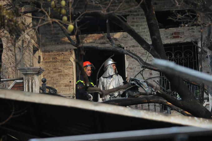 Lực lượng chức năng làm việc tại hiện trường. (Ảnh: báo Vietnamnet)