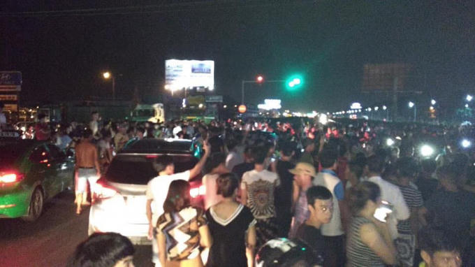 Vụ 2 c&ocirc; g&aacute;i tử vong bất thường trong đ&ecirc;m: Người d&acirc;n mang quan t&agrave;i tới trụ sở c&ocirc;ng an huyện Y&ecirc;n Mỹ!