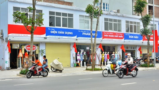 Biển quảng cáo lạc hậu, thiếu thẩm mỹ.