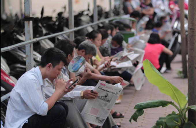  Khác với tâm trạng thoải mái của thí sinh, phụ huynh lại tỏ ra lo lắng vì hình thức thi năm nay khác mọi năm.