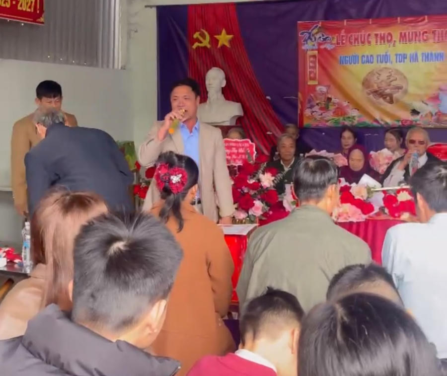 Trong buổi lễ, con cháu sẽ đọc thơ hoặc hát, nói lời tri ân đến bậc sinh thành.