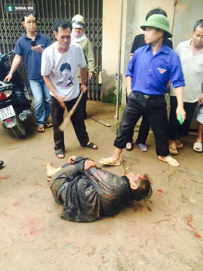 Đối tượng trộm chó bị khống chế.