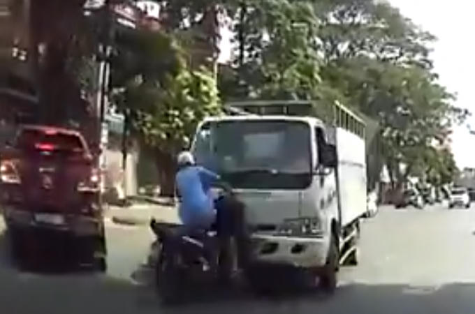 H&igrave;nh ảnh nam thanh ni&ecirc;n đi v&agrave;o l&agrave;n ngược chiều đ&acirc;m trực diện v&agrave;o &ocirc; t&ocirc; tải.