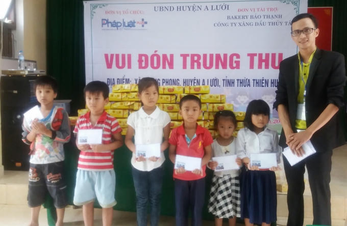 Ngoài 200 phần quà chương trình còn trao 20 phần tiền mặt cho các cháu có hoàn cảnh đặc biệt khó khăn.