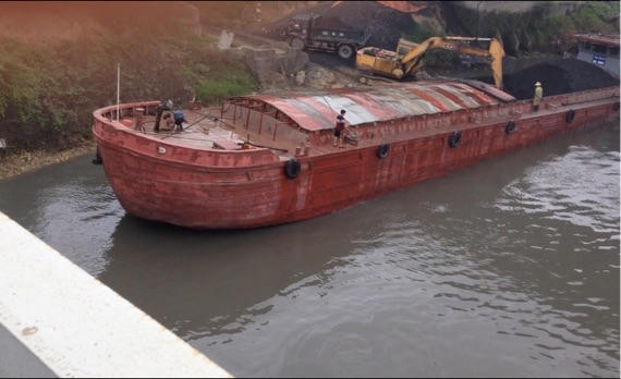 Nước sông bị ô nhiễm nặng có mầu đen kịt. Ảnh chụp ngày 01/04/2016 tại địa phận Việt Yên, Bắc Giang.