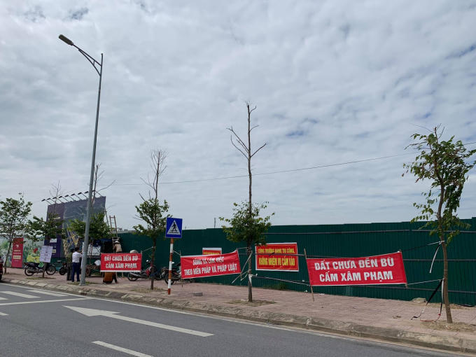 Dự án hiện nay đã được quây tôn kín mít, 19 hộ dân vẫn túc trực ngày đêm không cho chủ đầu tư thi công.