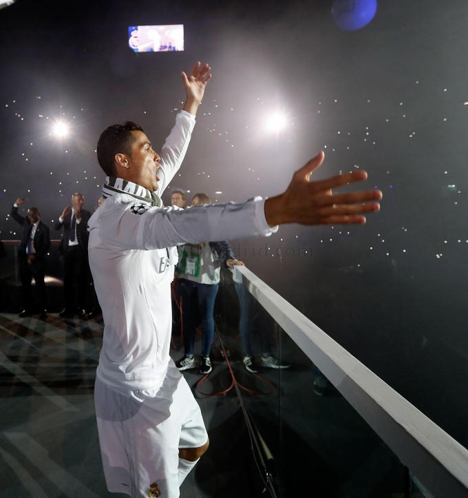 C. Ronaldo hân hoan ăn mừng chiến thắng.