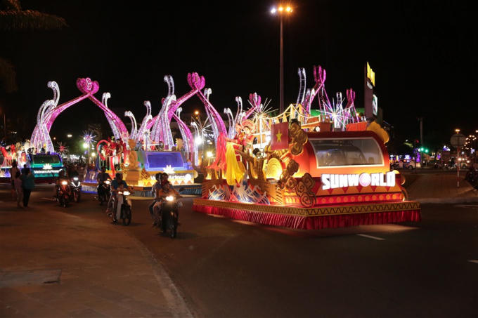 Sau đêm khai mạc DIFF 2018 vào tối 30/4 giữa chủ nhà Việt Nam và Ba Lan, người dân Đà Nẵng và du khách tiếp tục hứng khởi theo dõi Lễ hội Carnaval đường phố diễn ra vào tối 5/5.