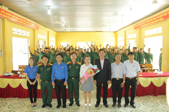 Ông Bảo Trương - Phó Giám đốc Trung tâm dịch vụ việc làm Bình Phước chia sẻ các thông tin hữu ích về nghề nghiệp, việc làm cho các chiến sĩ sắp rời quân ngũ