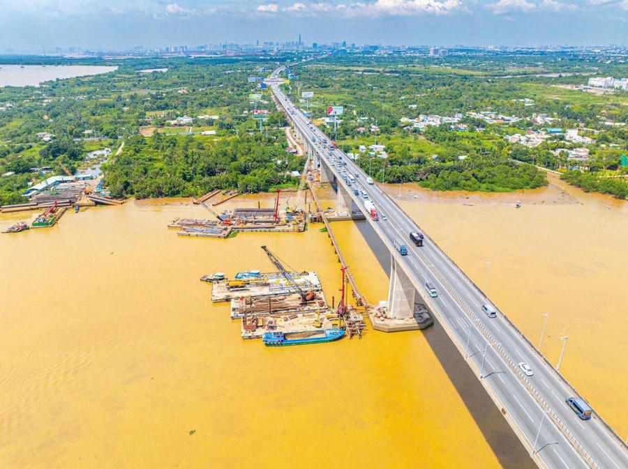 Do vướng giải phóng mặt bằng, nhiều hạng mục trên địa phận TP HCM phải thi công cầm chừng, rời rạc, tiềm ẩn nguy cơ chậm tiến độ dự án.