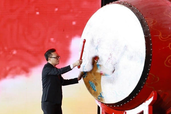 Bí thư Tỉnh ủy Hưng Yên, ông Nguyễn Hữu Nghĩa thực hiện nghi thức khởi trống khai hội đền Trần tỉnh Hưng Yên năm 2026.