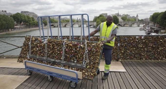 Chính quyền Paris yêu cầu tháo những chiếc khóa để đảm bảo an toàn cho cây cầu. (Ảnh: Reuters)