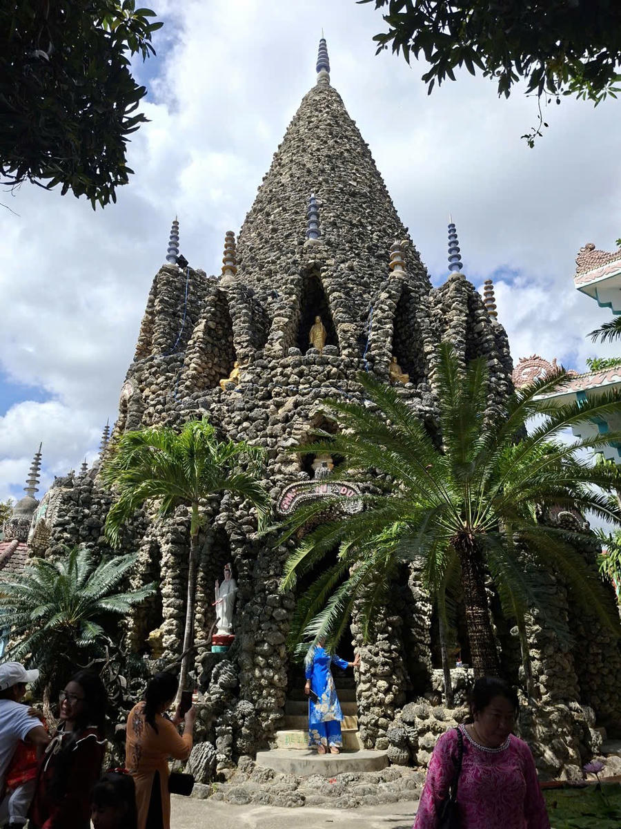 Những vách tường được gắn kết bằng vô vàn vỏ ốc lớn nhỏ.