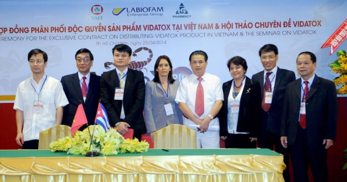 Lễ ký kết Ủy quyền độc quyền nhập khẩu và phân phối Vidatox Plus trên toàn lãnh thổ Việt Nam giữa Công ty CPTM &amp; XNK Hưng Thắng và Tập đoàn Labiofam, Cuba.
