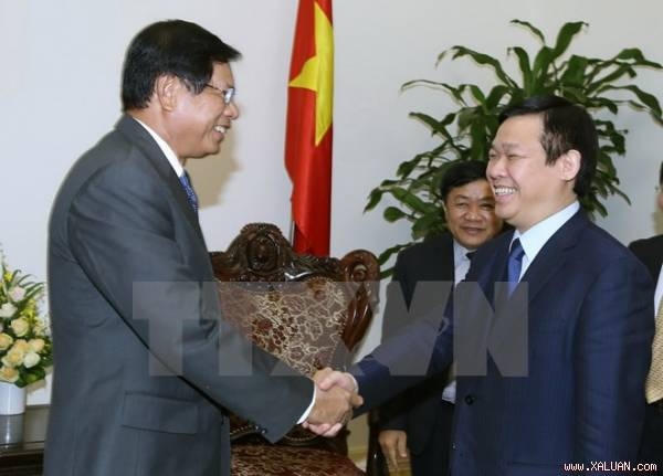 Phó Thủ tướng Vương Đình Huệ tiếp ông Bouasone Bouphavanh, Viện trưởng Viện Nghiên cứu Kinh tế quốc gia Lào, nguyên Thủ tướng Chính phủ Lào. (Ảnh: TTXVN)