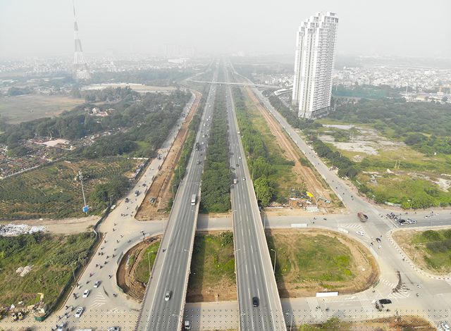 Nhằm giảm thiểu tình trạng ùn tắc giao thông trên tuyến đường gom Đại Lộ Thăng Long, thời gian vừa qua, Sở GTVT Hà Nội đã tiến hành xén dải phân cách và mở rộng lòng đường tại một số nút trên tuyến đường này.