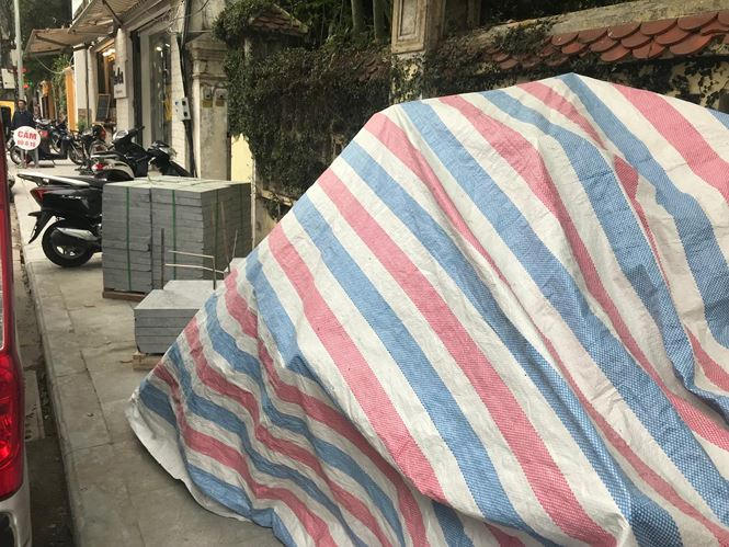 Phố Ngô Văn Sở, đá tập kết che kín toàn bộ đường đi trên vỉa hè..