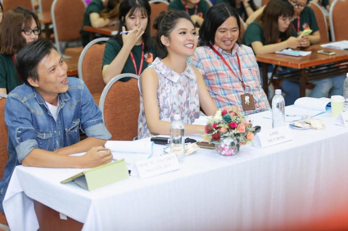 &Aacute; hậu Thuỳ Dung tất bật chạy show trước khi đi ch&acirc;u &Acirc;u du lịch